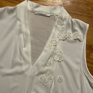 NWOT T Tahari sleeveless light cream blouse with flower appliqué-size me…